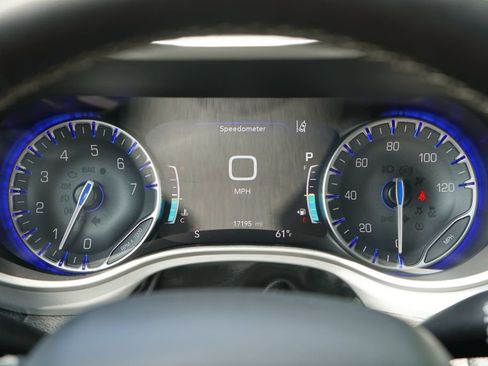 Used 2024 Chrysler Pacifica Touring-L w/ S Appearance Package FWD image 18