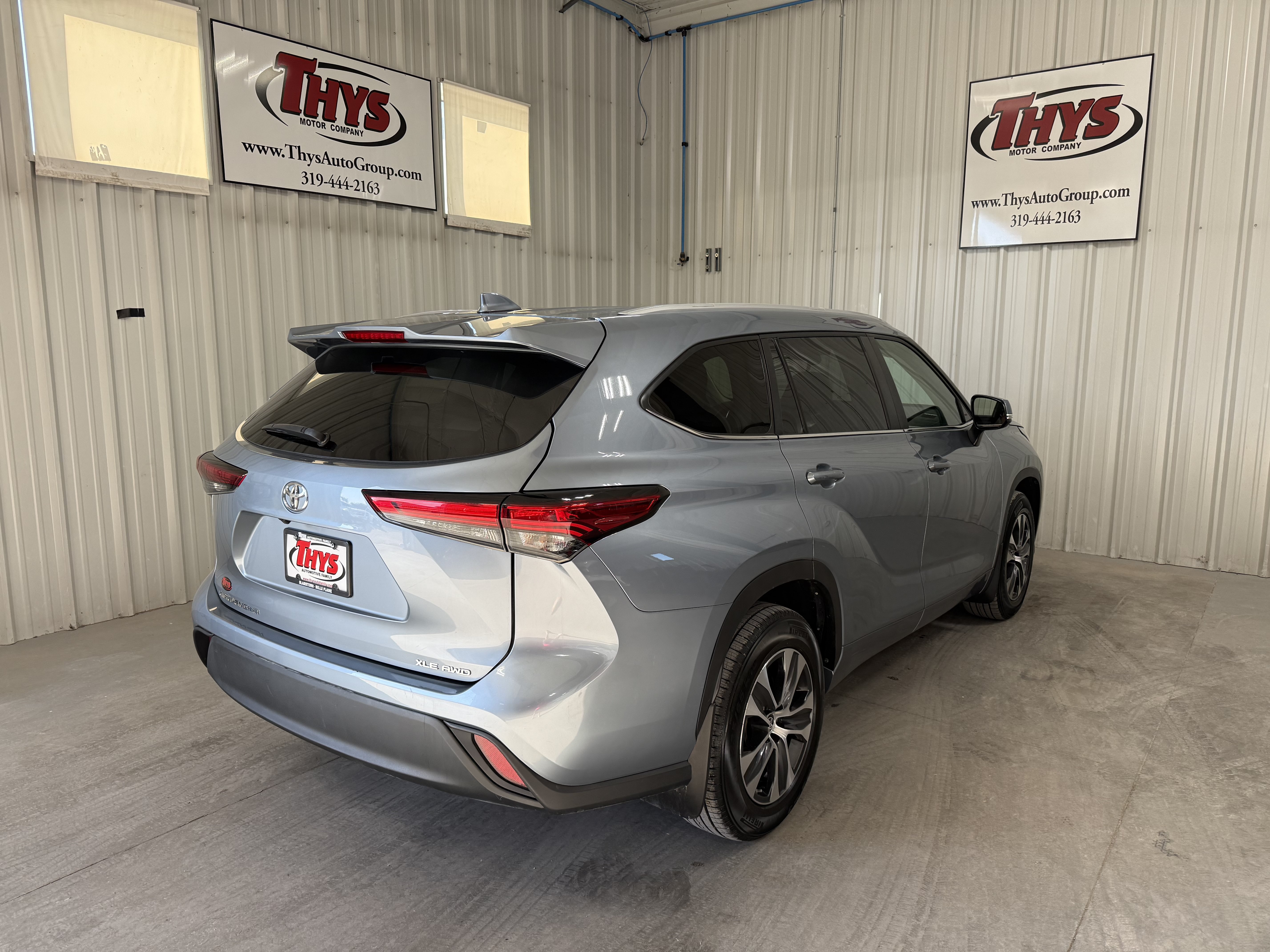 Used 2023 Toyota Highlander XLE AWD/4WD image 3