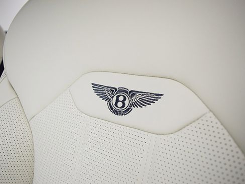 Used 2024 Bentley Bentayga AWD/4WD image 25
