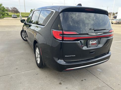 Used 2023 Chrysler Pacifica Touring-L FWD image 4