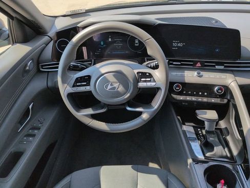 Used 2025 Hyundai Elantra SEL image 17