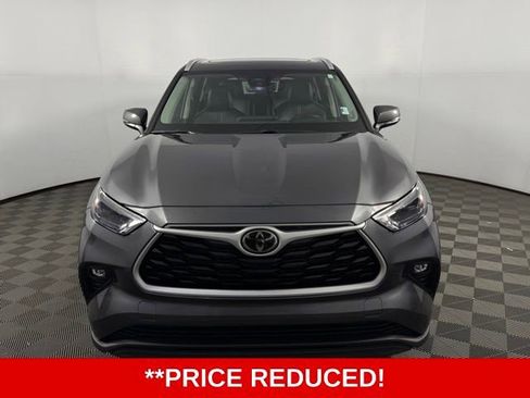 Used 2025 Toyota Highlander XLE image 2