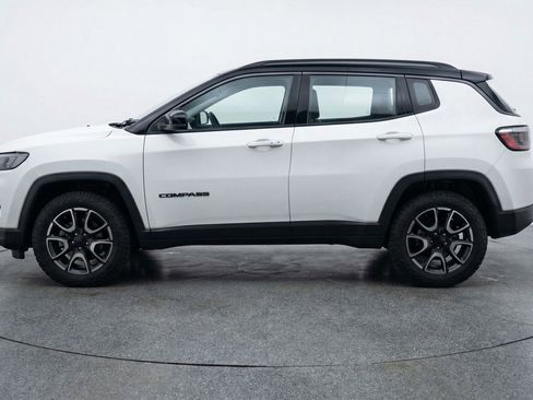 Used 2025 Jeep Compass Trailhawk image 5