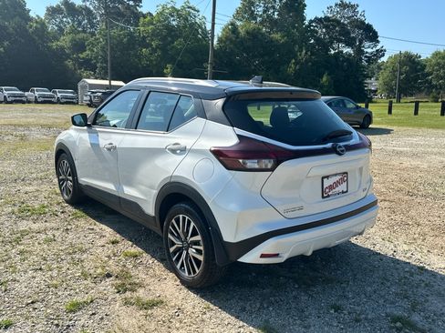 Used 2023 Nissan Kicks SV FWD image 7