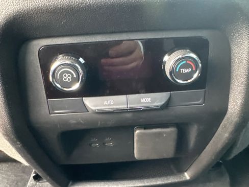 Used 2025 Chevrolet Traverse LT w/ Sun and Wheel Package FWD image 13