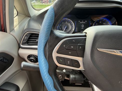 Used 2020 Chrysler Pacifica Touring-L FWD image 23