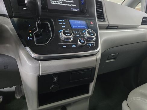 Used 2015 Toyota Sienna LE FWD image 24