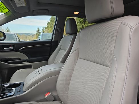 Used 2015 Toyota Highlander Limited Platinum image 25