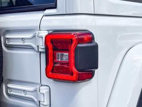 Used 2025 Jeep Wrangler Sahara image 8