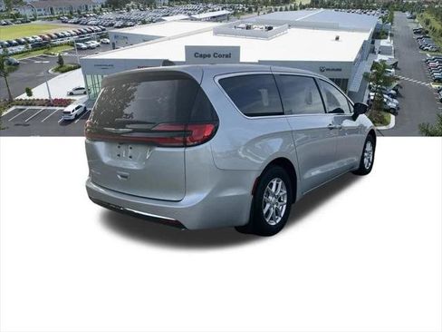 Certified 2026 Chrysler Pacifica Select FWD image 9