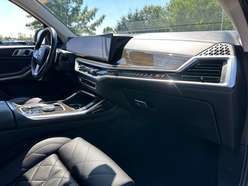 Used 2024 BMW X7 xDrive40i AWD/4WD image 25