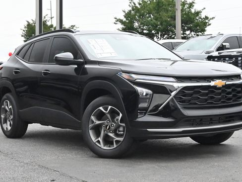 New 2026 Chevrolet Trax LT w/ Driver Confidence Package FWD image 2