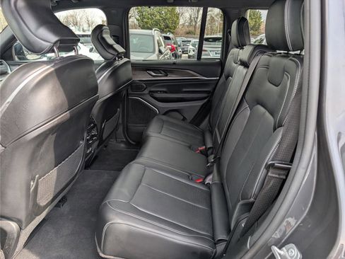 Used 2022 Jeep Grand Cherokee Overland w/ Luxury Tech Group IV image 16