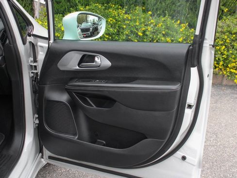 Used 2021 Chrysler Pacifica Touring w/ S Appearance Package image 40