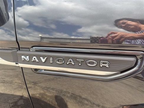 Used 2024 Lincoln Navigator L Reserve AWD/4WD image 9