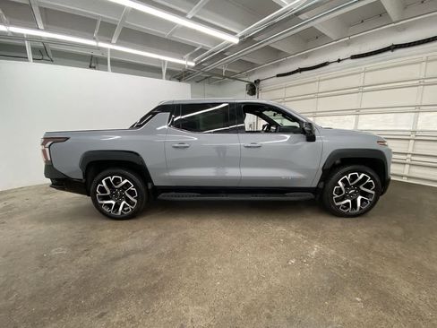 Used 2025 Chevrolet Silverado EV RST AWD/4WD image 7
