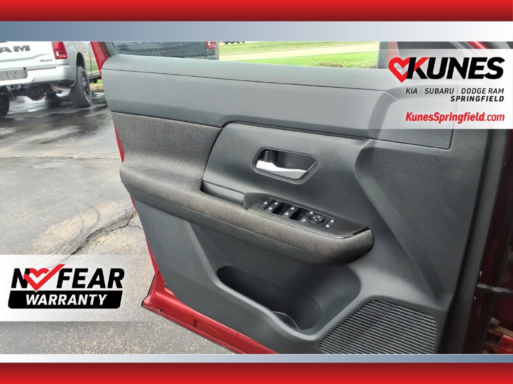 Used 2025 Nissan Kicks SV AWD/4WD image 18