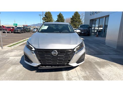 Used 2023 Nissan Altima 2.5 SV image 2