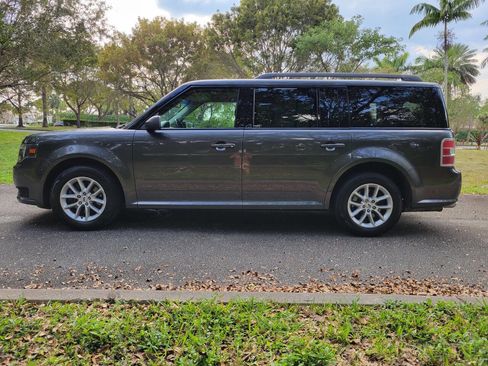 Used 2019 Ford Flex SE image 4