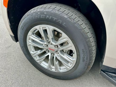 Used 2023 GMC Yukon SLT w/ SLT Premium Package image 9