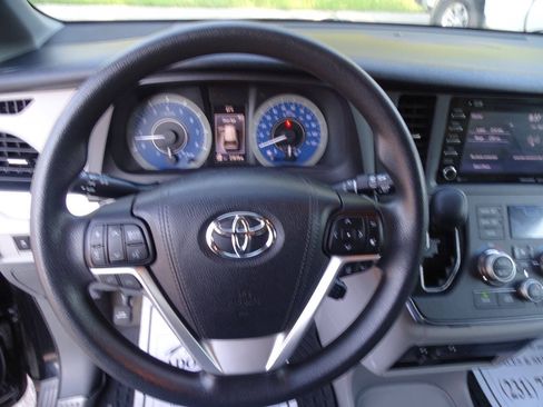 Used 2018 Toyota Sienna LE AWD image 14