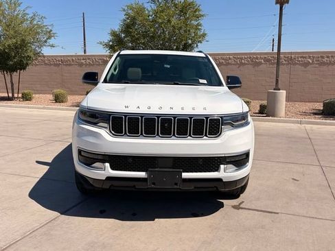 Used 2023 Jeep Wagoneer L 4WD w/ Premium Group I image 3