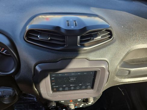 Used 2018 Jeep Renegade Latitude image 37