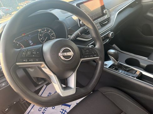 Used 2025 Nissan Altima 2.5 SV FWD image 9