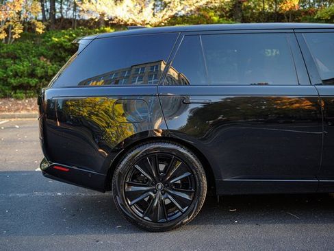 Used 2023 Land Rover Range Rover Long Wheelbase SE image 10
