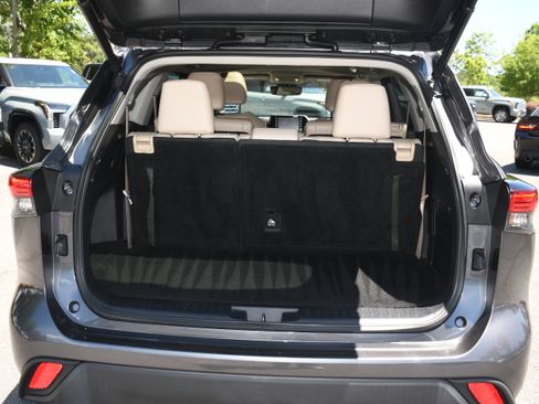 Used 2022 Toyota Highlander XLE FWD image 18