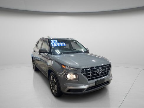 Used 2023 Hyundai Venue SEL image 3