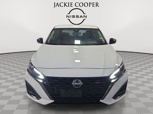Used 2024 Nissan Altima 2.5 SR FWD image 2