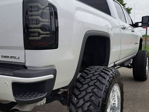 Used 2019 GMC Sierra 2500 Denali w/ Duramax Plus Package AWD/4WD image 8