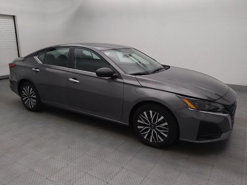 Used 2025 Nissan Altima 2.5 SV FWD image 11