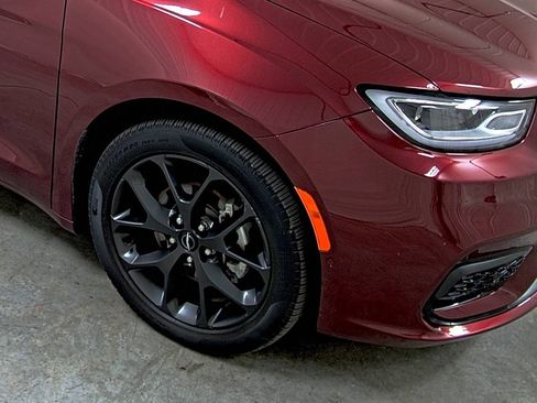 Used 2023 Chrysler Pacifica Limited w/ S Appearance Package image 14