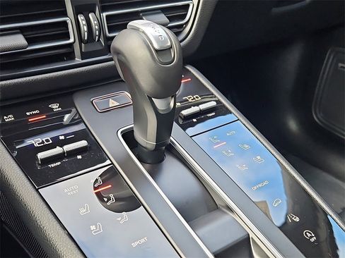 Certified 2025 Porsche Macan image 34