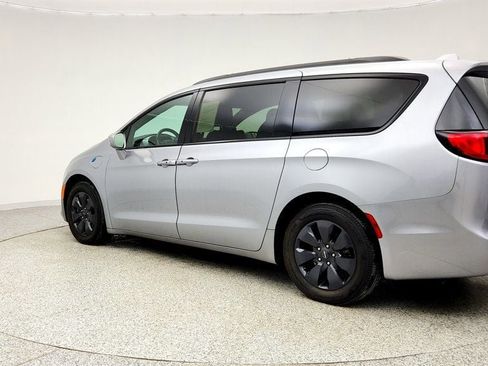 Used 2020 Chrysler Pacifica Touring-L w/ S Appearance Package FWD image 7