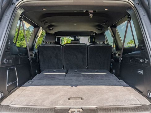 Used 2024 Jeep Wagoneer L Series II w/ Flexible Seating Group RWD image 17