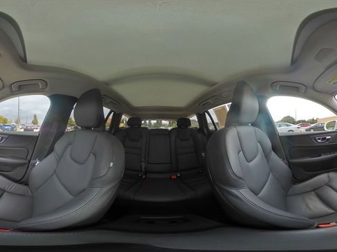 Used 2025 Volvo V60 B5 Cross Country Plus image 41