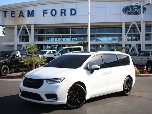Used 2023 Chrysler Pacifica Touring-L w/ Uconnect Theater Family Group FWD image 2