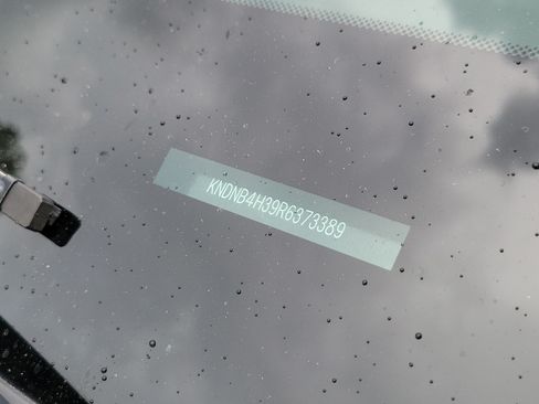 Used 2024 Kia Carnival LX FWD image 10