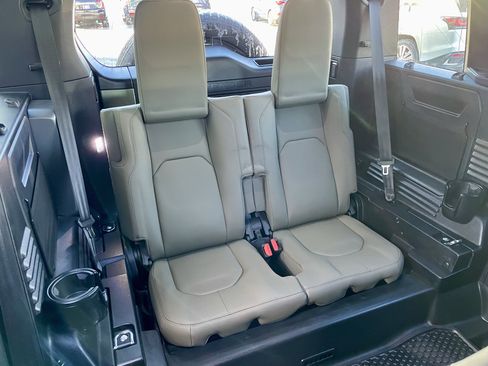 Used 2025 Land Rover Defender 110 X-Dynamic SE image 33