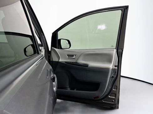 Used 2018 Toyota Sienna LE FWD image 30