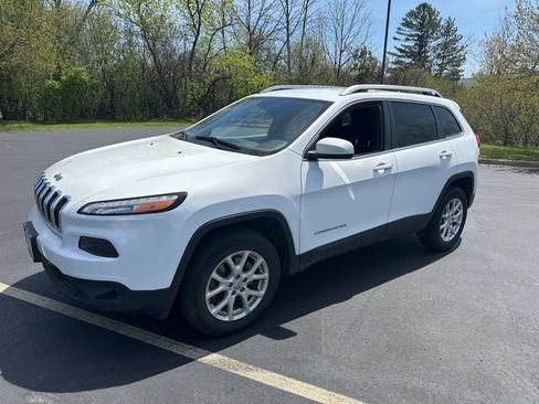 Used 2016 Jeep Cherokee Latitude w/ Cold Weather Group AWD/4WD image 3