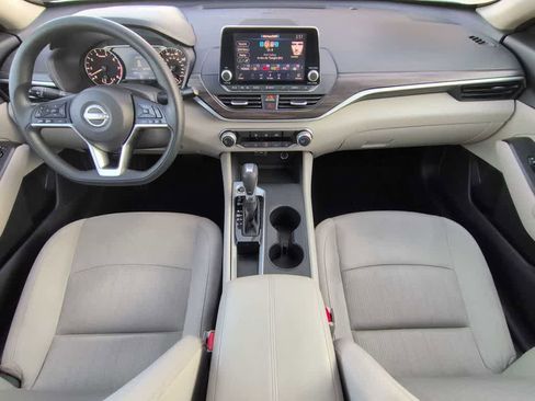 Used 2025 Nissan Altima 2.5 SV FWD image 16