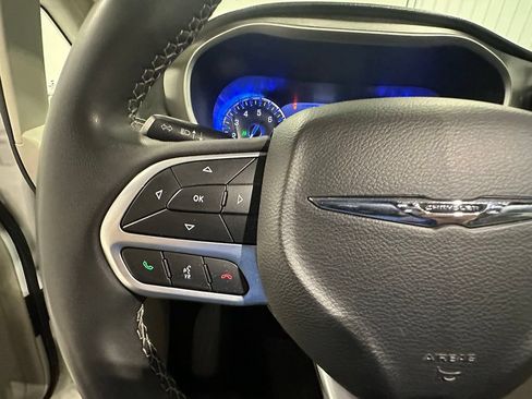 Used 2022 Chrysler Pacifica Touring-L FWD image 41