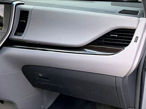 Used 2015 Toyota Sienna XLE image 18