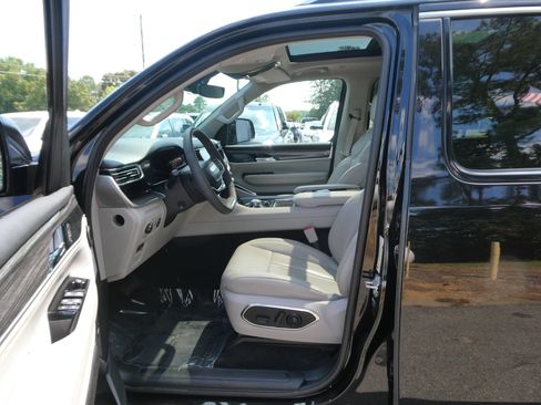 Used 2022 Jeep Wagoneer Series III w/ Premium Group I AWD/4WD image 14