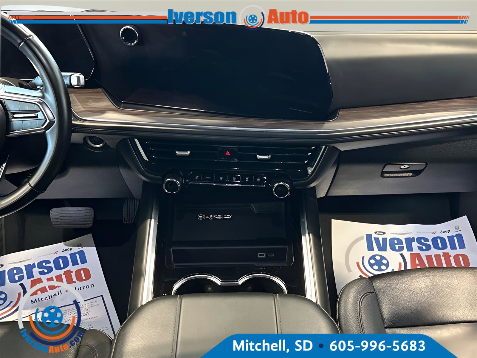 Used 2025 Chevrolet Suburban Z71 AWD/4WD image 29