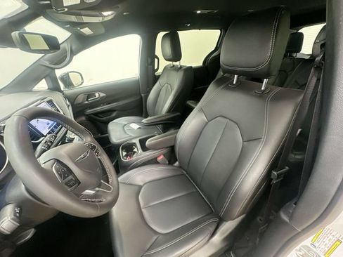 Used 2025 Chrysler Pacifica Select FWD image 14